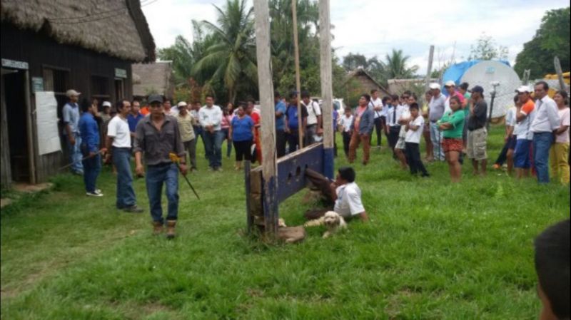 Prefeito é amarrado em poste por não cumprir suas promessas