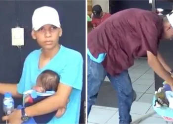 Ele cuida do seu bebê e o leva para o trabalho todos os dias. Sua namorada o deixou, mas ele não desistiu.