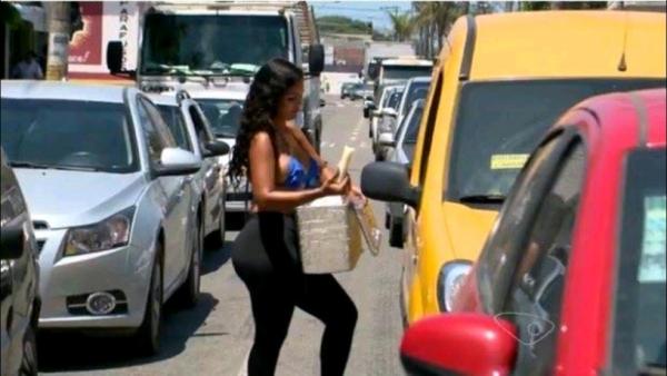 Mulher fatura mais de 100 reais por dia vendendo geladinho gourmet na rua