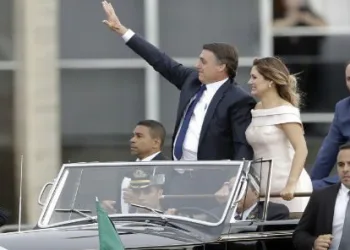 Bolsonaro é multado por transportar filho sem cadeirinha no banco de trás durante posse