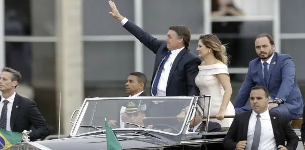 Bolsonaro é multado por transportar filho sem cadeirinha no banco de trás durante posse