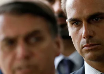 Filho de Bolsonaro faz pedido polêmico para Professores