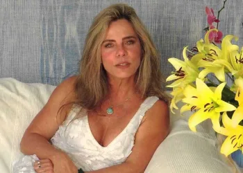 Aos 65 anos Bruna Lombardi posta foto de biquíni e arranca elogios de fãs
