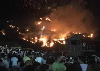 QUEIMA DE FOGOS DO RÉVEILLON DE ARRAIAL DO CABO CAUSA INCÊNDIO EM VEGETAÇÃO
