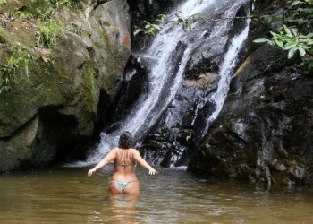 Cariocas se refugiam em cachoeiras das altas temperaturas do verão