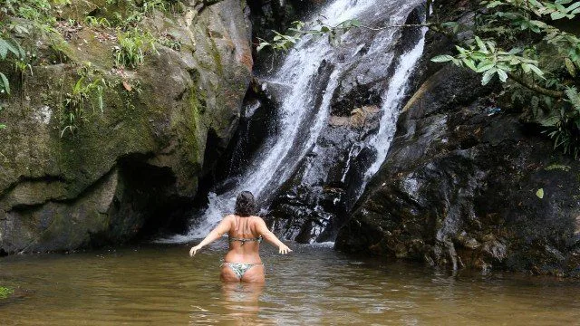 Cariocas se refugiam em cachoeiras das altas temperaturas do verão