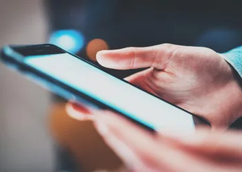 Jovem de 16 anos cai de 2º andar de prédio ao buscar sinal de Wi-Fi