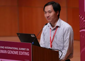 Chinês que diz ter criado bebês resistentes a HIV estaria preso em casa