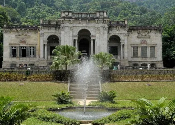 Mais de 30 turistas são vítimas de arrastão em ponto turístico do Rio