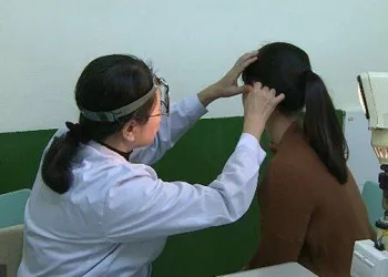 Mulher chinesa sofre com condição rara e não consegue ouvir voz de homens