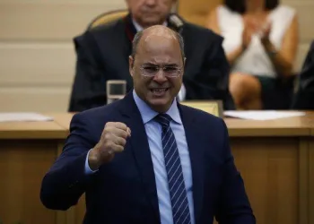 Witzel chora durante discurso e promete combater corrupção e criminalidade