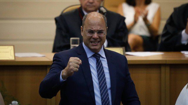 Witzel chora durante discurso e promete combater corrupção e criminalidade