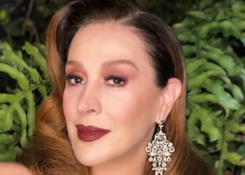 EITA CALOR HEIN? CLAUDIA RAIA 52 ANOS DE BIQUINI