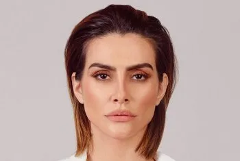 Cleo Pires posa de topless na praia
