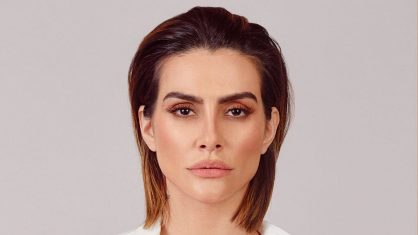 Cleo Pires posa de topless na praia