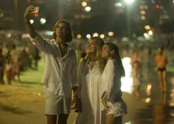 Chegada do ano novo é celebrada por milhares na praia de Copacabana