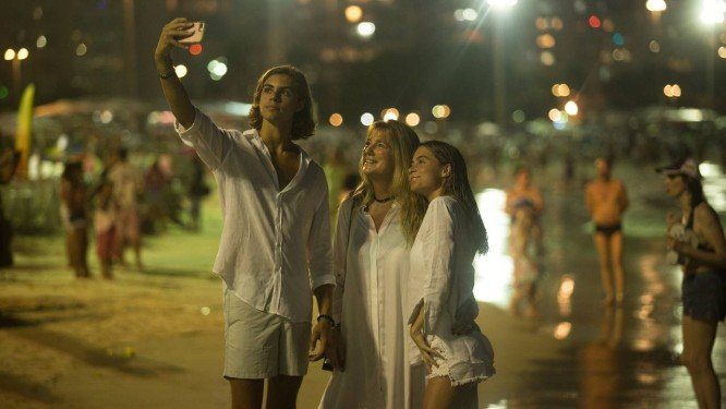 Chegada do ano novo é celebrada por milhares na praia de Copacabana