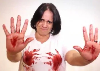 Com mãos sujas de ‘sangue’, Damares Alves aparece em vídeo contra o aborto