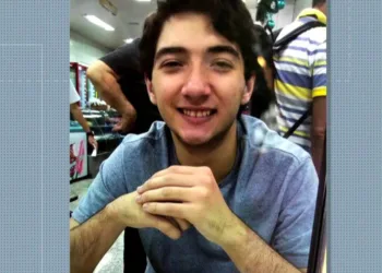 Morre adolescente baleado na cabeça quando ia para a praia com o pai no RJ
