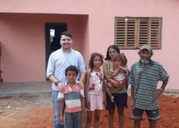 Padre entrega casa feita com dinheiro do dízimo para família carente.