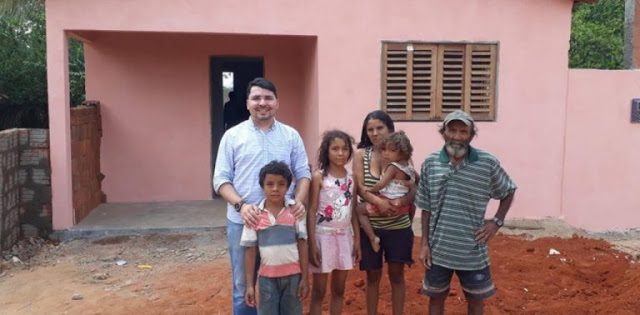 Padre entrega casa feita com dinheiro do dízimo para família carente.