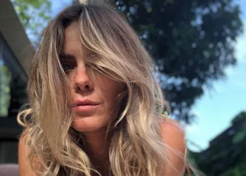 De biquíni asa-delta, Carol Dieckmann exibe corpão e leva fãs à loucura