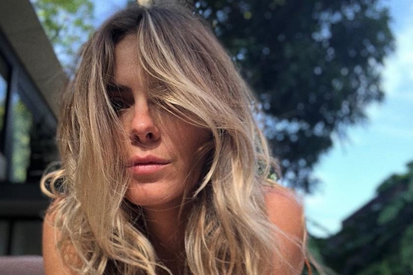 De biquíni asa-delta, Carol Dieckmann exibe corpão e leva fãs à loucura