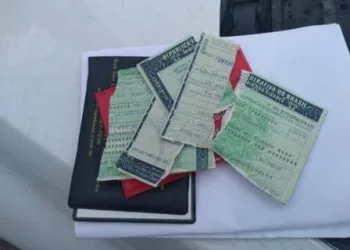 Carros são atingidos por tiros durante operação policial em Manguinhos