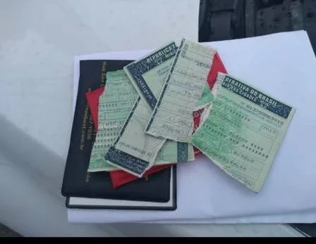 Carros são atingidos por tiros durante operação policial em Manguinhos