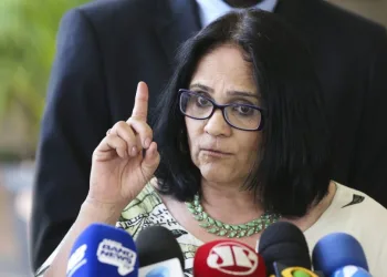 “Menino veste azul e menina veste rosa”, diz Damares Alves em vídeo