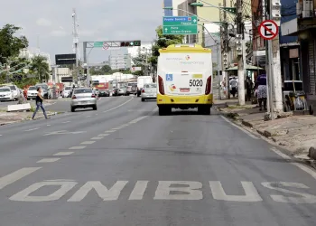 No ônibus, homem encosta genital em jovem e tira fotos dos seios dela