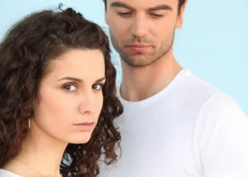 ESTUDO APONTA QUE UM CASAMENTO DURADOURO DEPENDE DA MULHER SE MANTER CALMA.