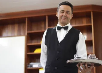 VAGAS P/ GARÇOM – R$ 1.200,00 + BENEFÍCIOS – VT + VR