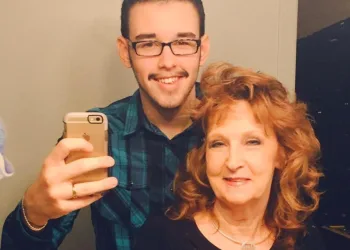 Casados, mulher de 72 anos e rapaz de 19 compartilham o amor nas redes sociais