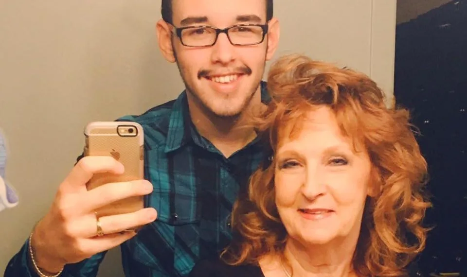 Casados, mulher de 72 anos e rapaz de 19 compartilham o amor nas redes sociais