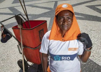 No verão, sensação térmica chega até 70 graus para profissionais que trabalham nas ruas do Rio