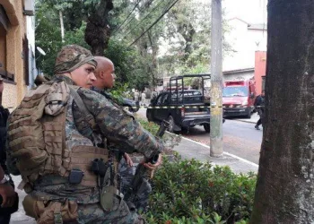 Urgente!!Policial  invade casa da ex-mulher no RJ e faz filho como refém!!