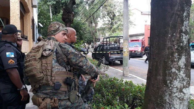 Urgente!!Policial  invade casa da ex-mulher no RJ e faz filho como refém!!