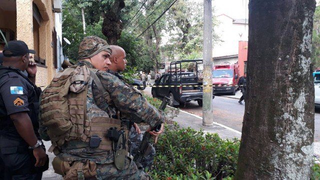 Urgente!!Policial  invade casa da ex-mulher no RJ e faz filho como refém!!