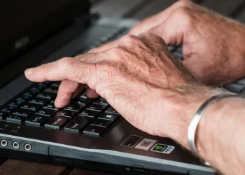 Idosos compartilham sete vezes mais notícias falsas do que jovens no Facebook, diz pesquisa