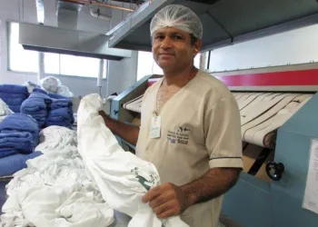 EMPREGO!! AUXILIAR DE ROUPARIA, AUXILIAR DE SERVIÇOS GERAIS, AUXILIAR DE TURMA DE LIMPEZA – R$ 1.300,00 + INSALUBRIDADE
