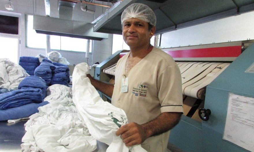 EMPREGO!! AUXILIAR DE ROUPARIA, AUXILIAR DE SERVIÇOS GERAIS, AUXILIAR DE TURMA DE LIMPEZA – R$ 1.300,00 + INSALUBRIDADE
