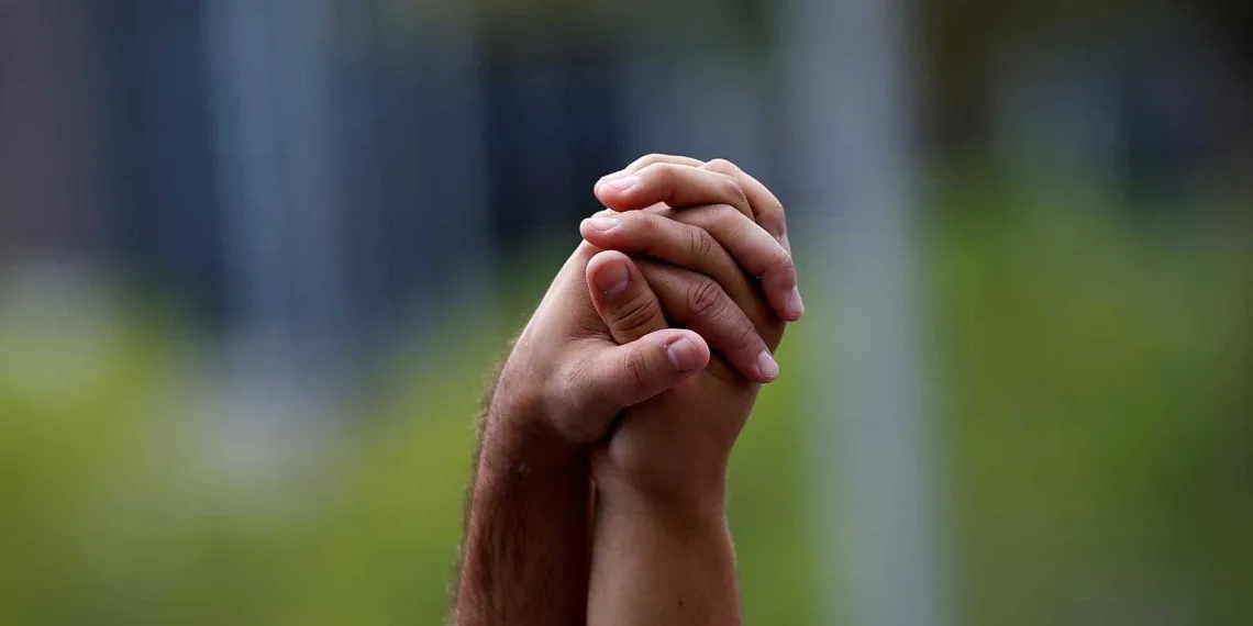 Professor é agredido ao sair de festa de mãos dadas com rapaz