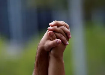 Professor é agredido ao sair de festa de mãos dadas com rapaz