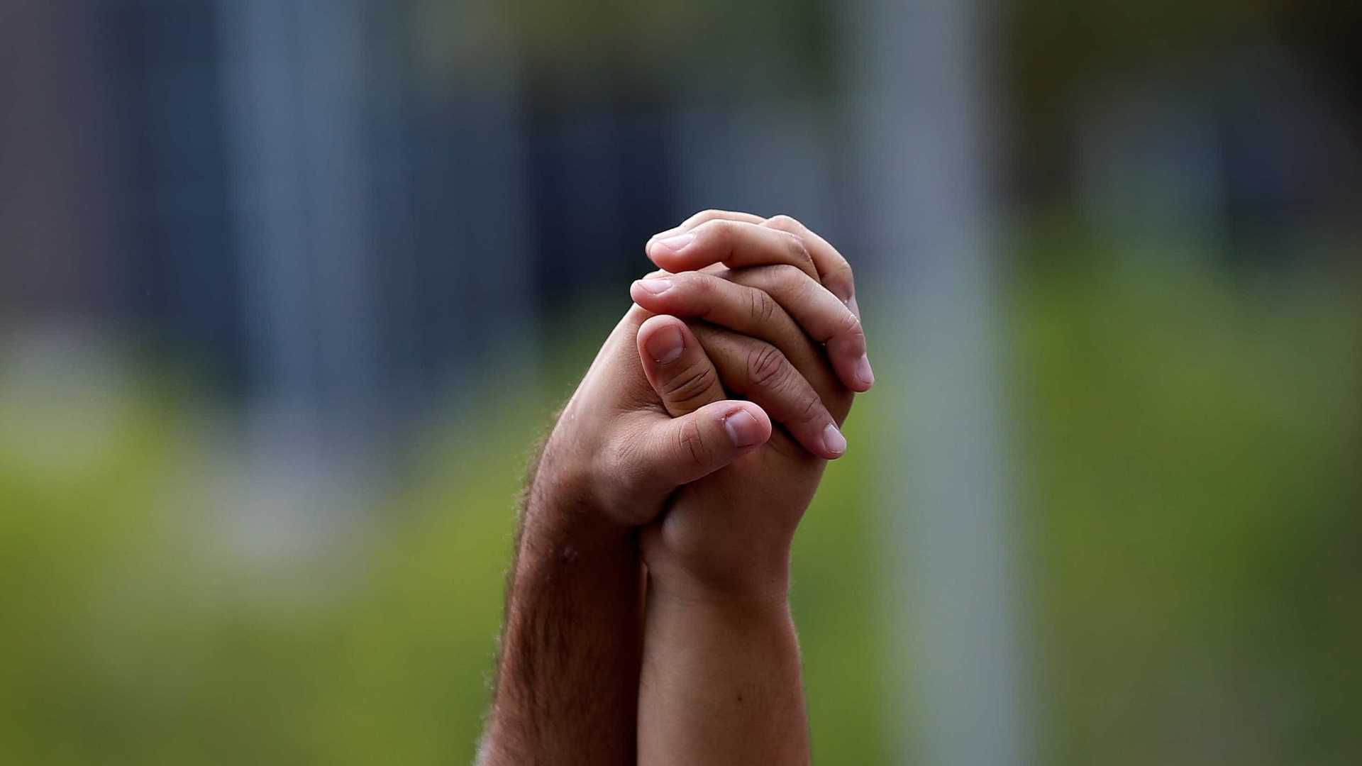 Professor é agredido ao sair de festa de mãos dadas com rapaz