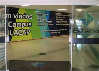 Estudantes da Estácio fazem protesto contra demissões de professores em faculdade na Zona Oeste