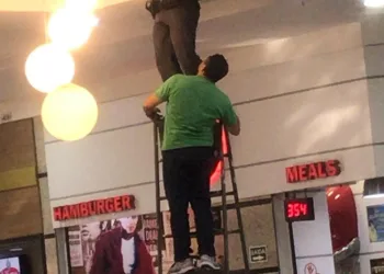 Bandido está entalado há 36 horas em tubulação de shopping