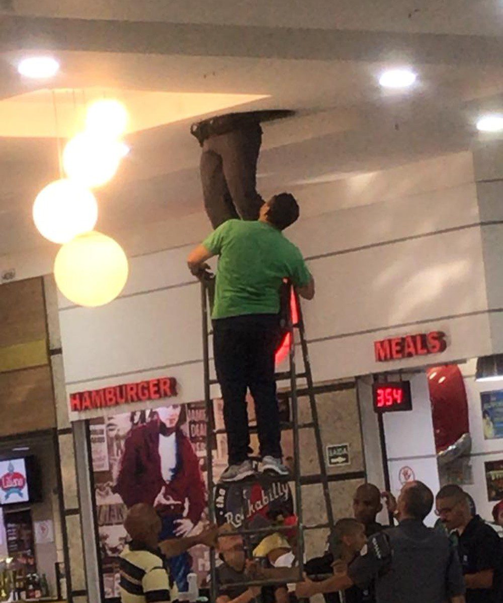 Bandido está entalado há 36 horas em tubulação de shopping
