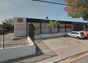 Homem esfaqueia mulher ao ser acordado para procurar emprego, diz polícia