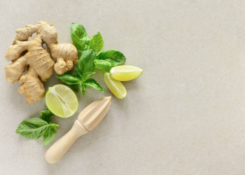 Beber suco de limão em jejum ajuda a emagrecer